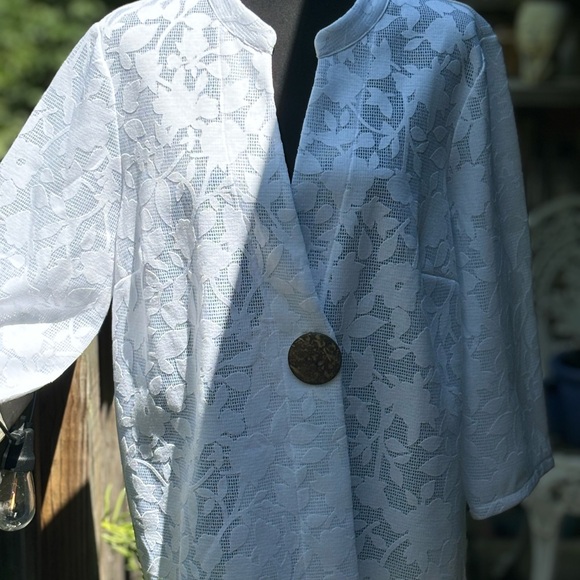 Chico’s White Boho Wooden Button Blouse - Picture 3 of 9